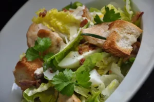Salat mit Ei und Croutons